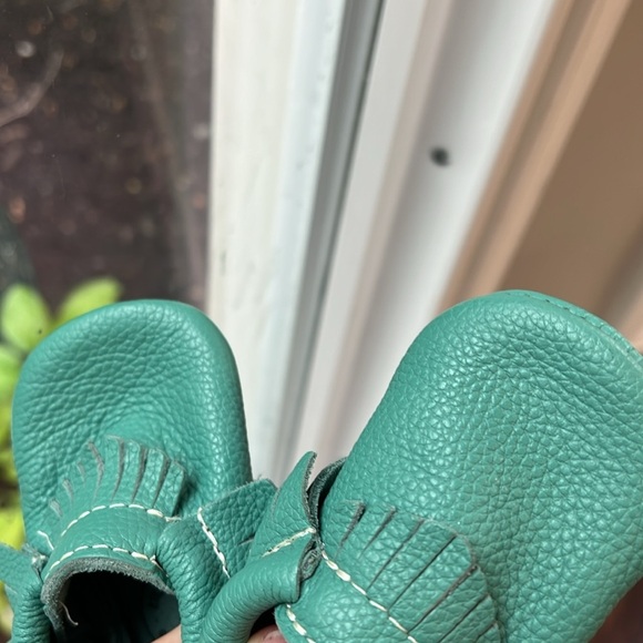 Freshly picked leather moccasins infant size 2 green fringe pebbled unisex - Picture 8 of 8